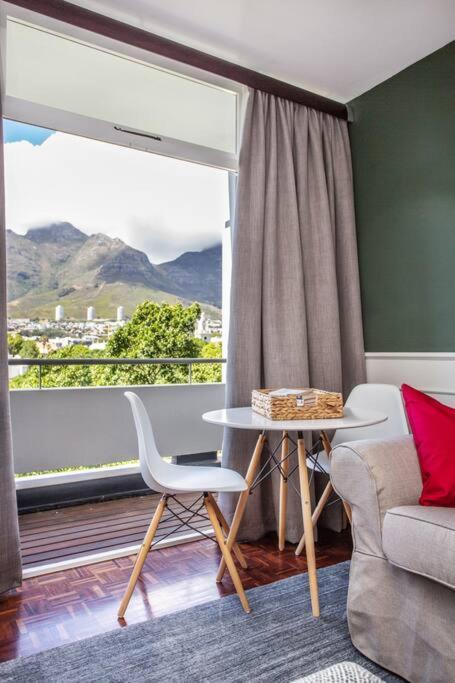 Lovely With Magnificent Views & Pool! *